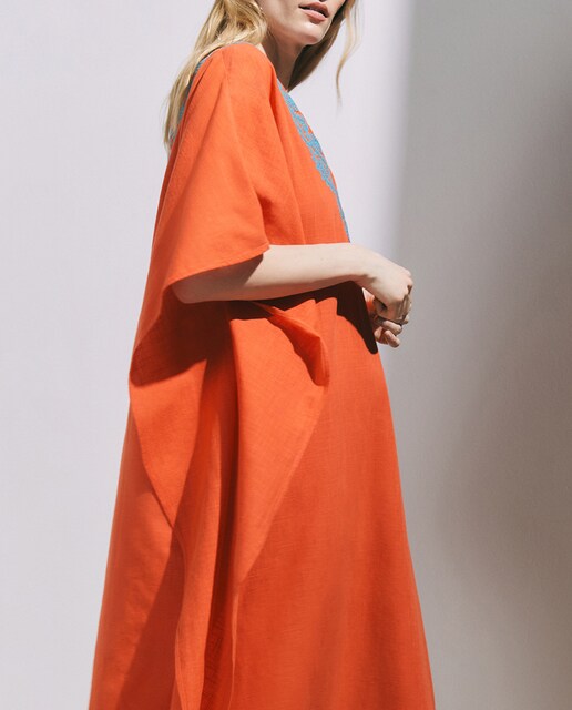 Imagen 0 de Kaftán de mujer con bordado en escote