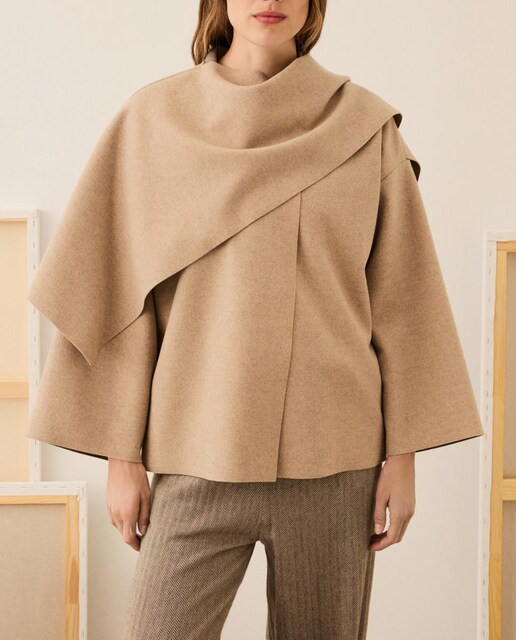 Imagen 0 de Chaquetón ligero de mujer con detalle de bufanda