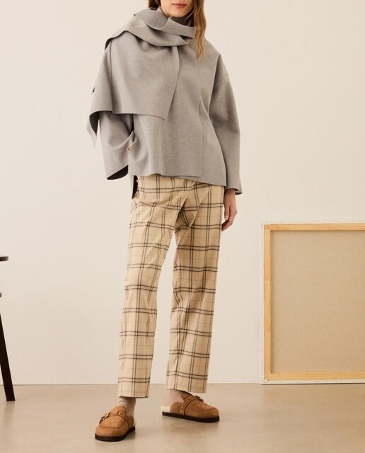 Imagen 0 de Chaquetón ligero de mujer con detalle de bufanda