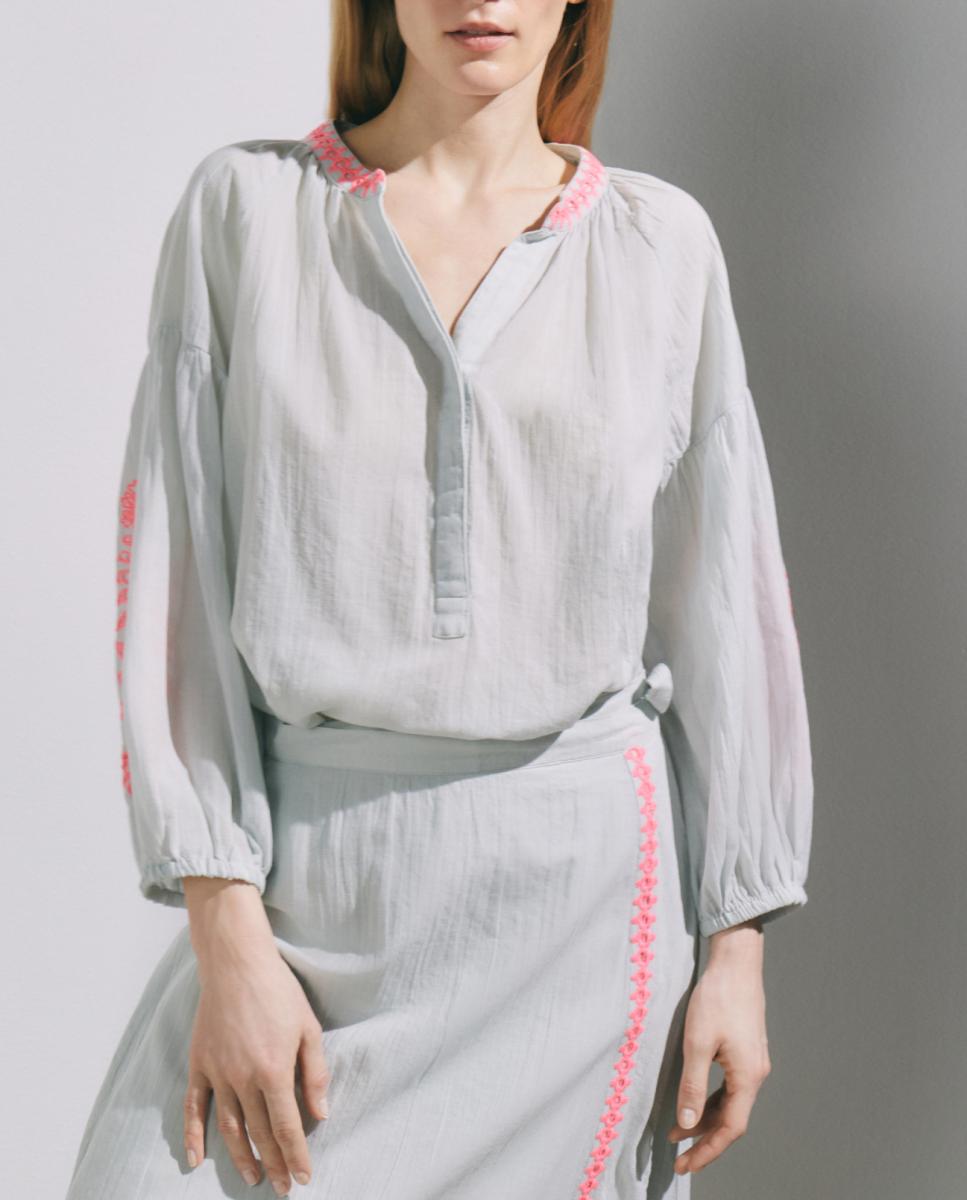 Imagen 0 de Camisa troquelada de mujer con manga larga