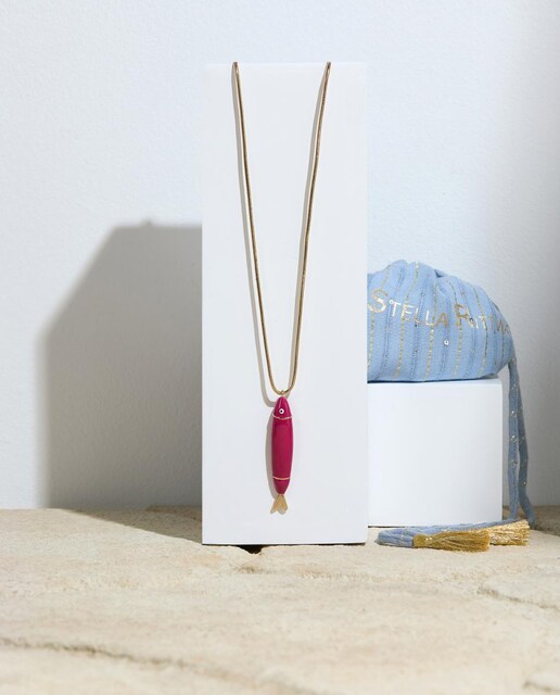 Imagen 0 de Collar largo con adorno en forma de pez