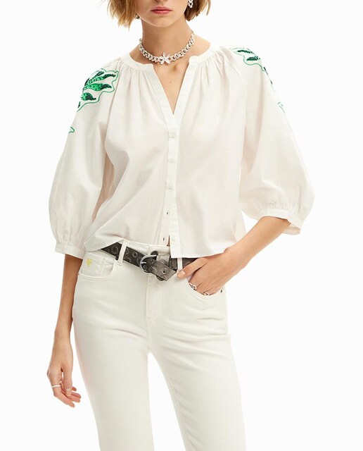 Imagen 0 de Blusa de mujer cuello pico bordados