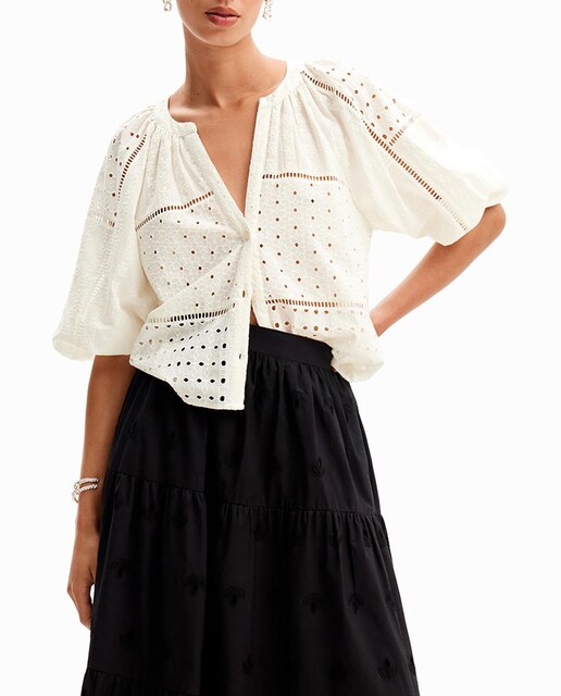 Imagen 0 de Blusa de mujer cuello pico bordado suizo