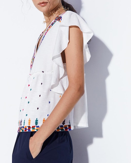 Imagen 0 de Camiseta bordados escote