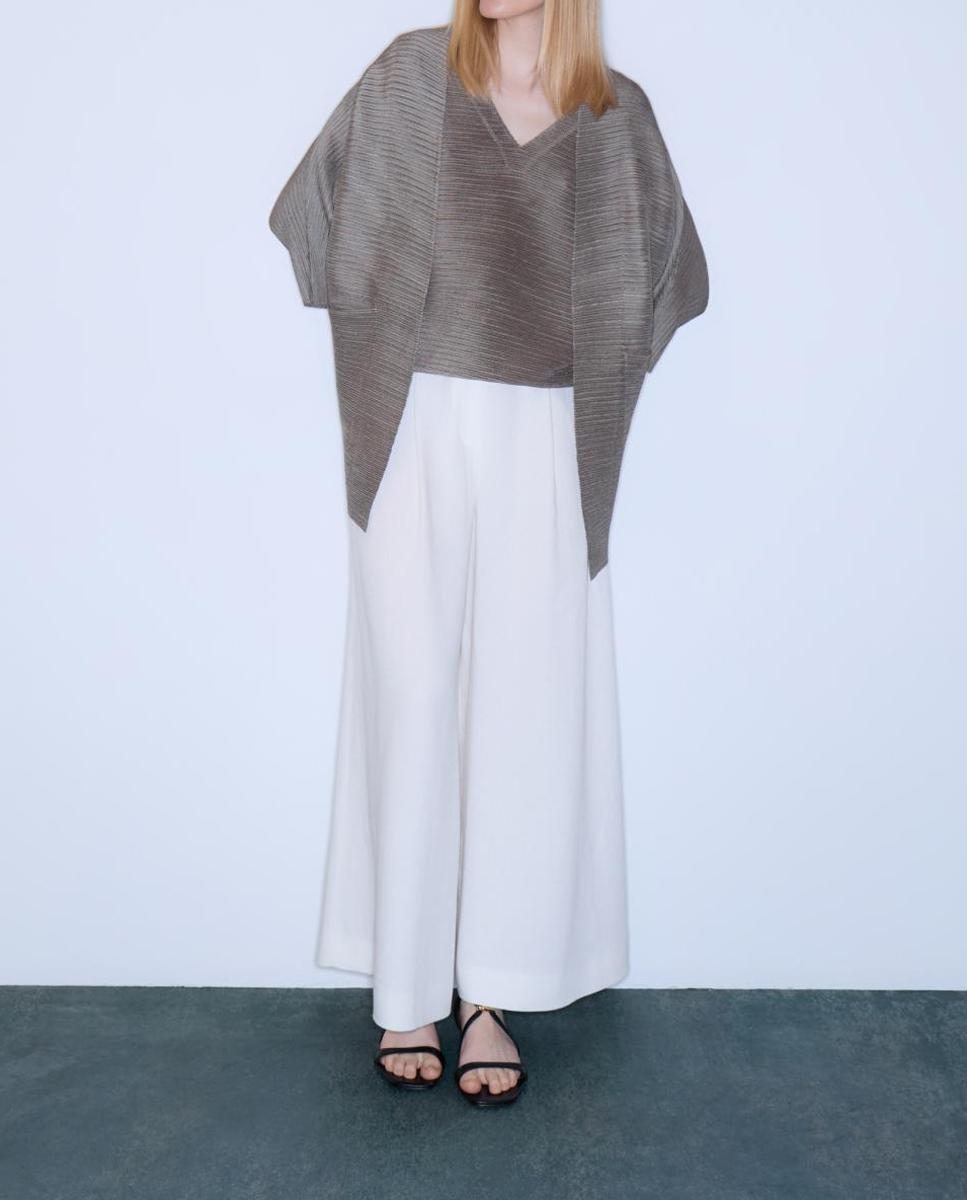 Imagen 0 de Chaqueta de mujer tipo kimono plisada horizontal