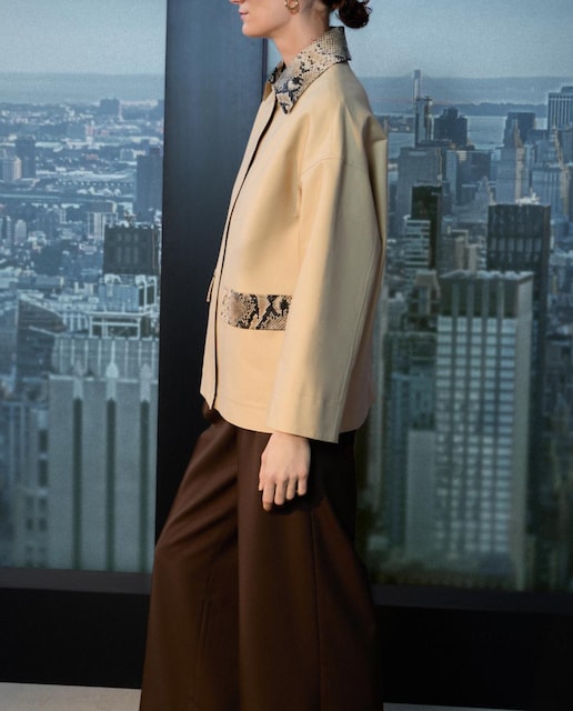 Imagen 0 de Parka lisa corta de mujer