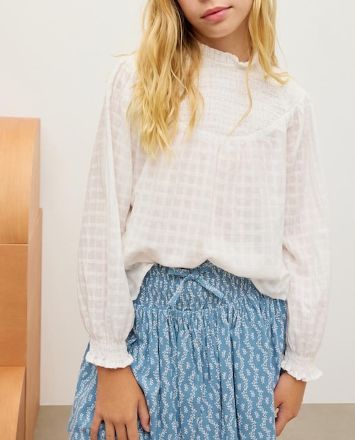 Imagen 0 de Blusa de manga larga romántica en dobby con gomas en cuello de niña