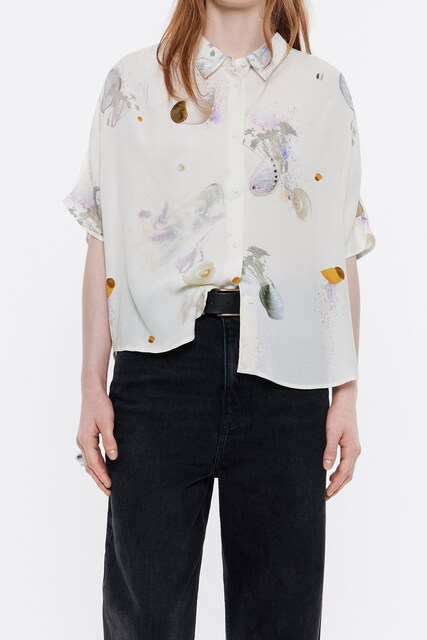 Imagen 0 de Camisa capa corta  con cuello camisero, manga murciélago de mujer