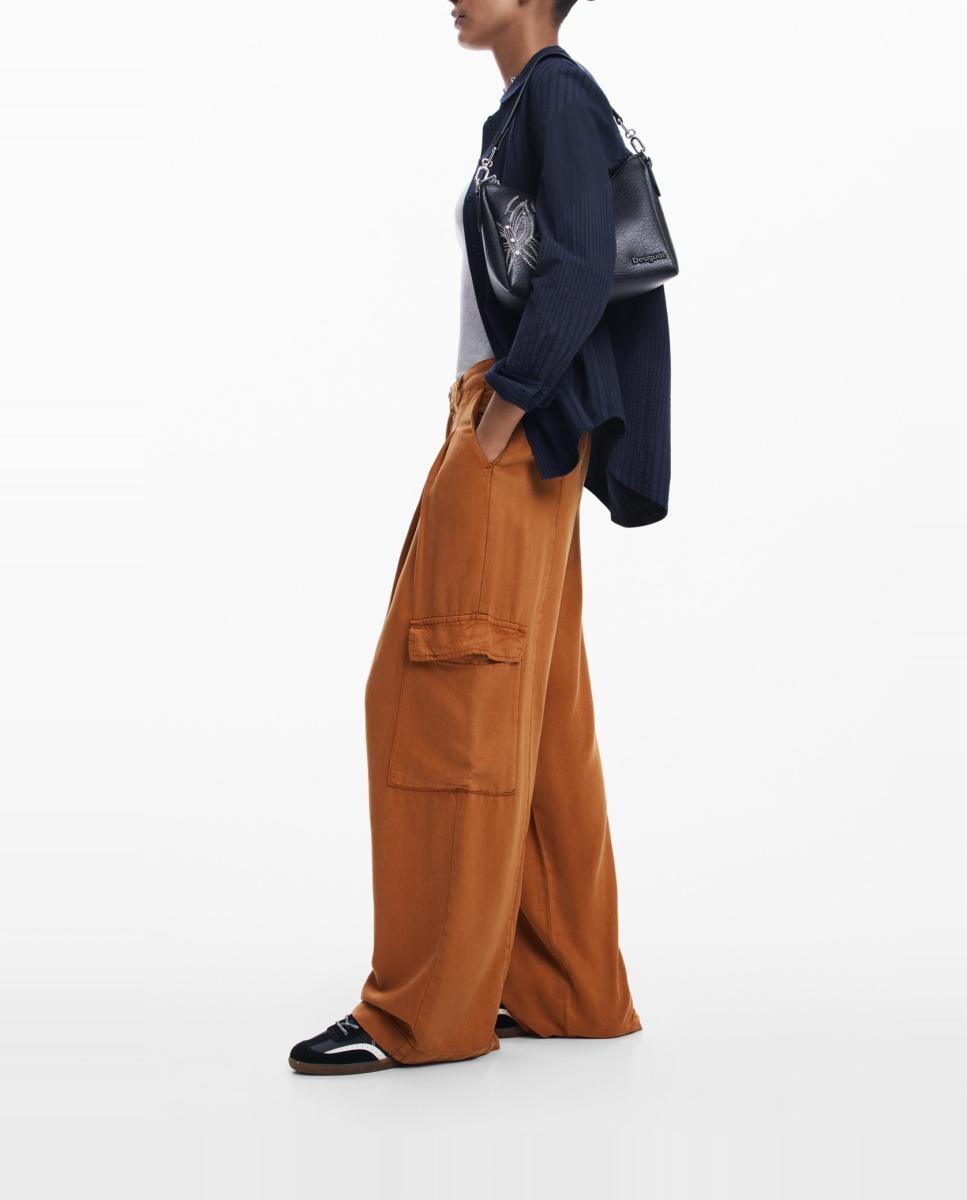 Imagen 0 de Pantalones cargo fluidos de mujer