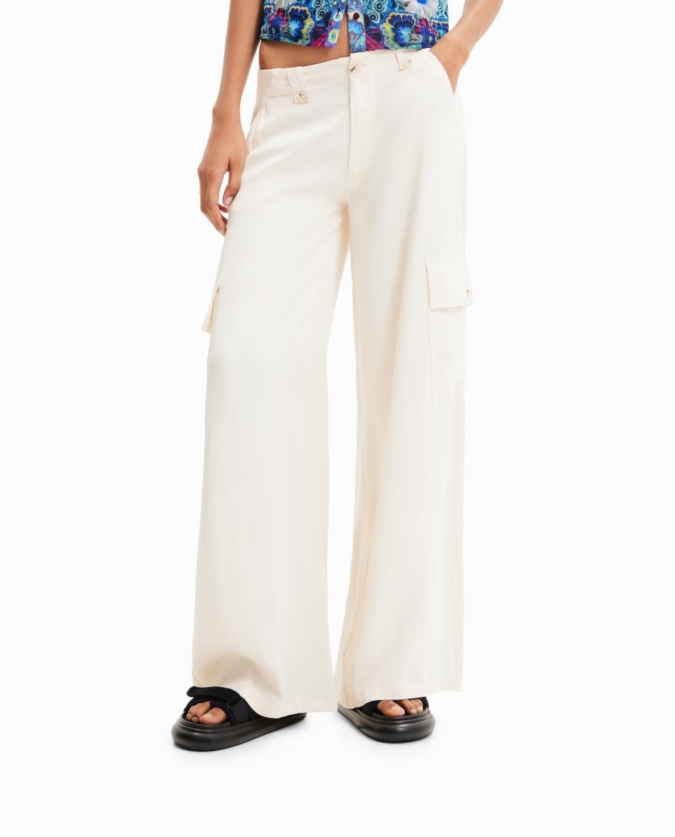 Imagen 0 de Pantalón cargo Wide leg satinado de mujer