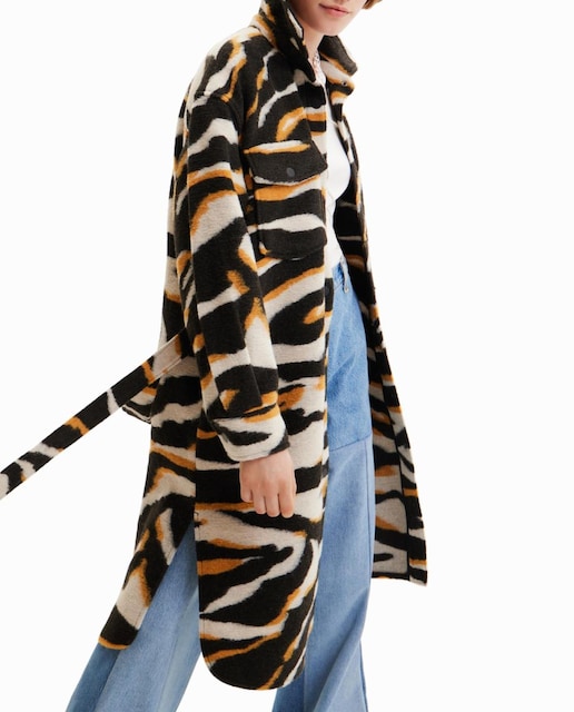 Imagen 0 de Abrigo largo sobrecamisa cebra de mujer