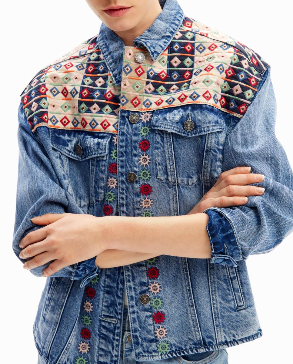 Imagen 0 de Chaqueta vaquera trucker bordados de mujer
