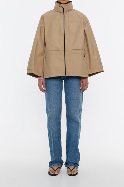 Imagen 0 de Gabardina línea A corta camel de mujer