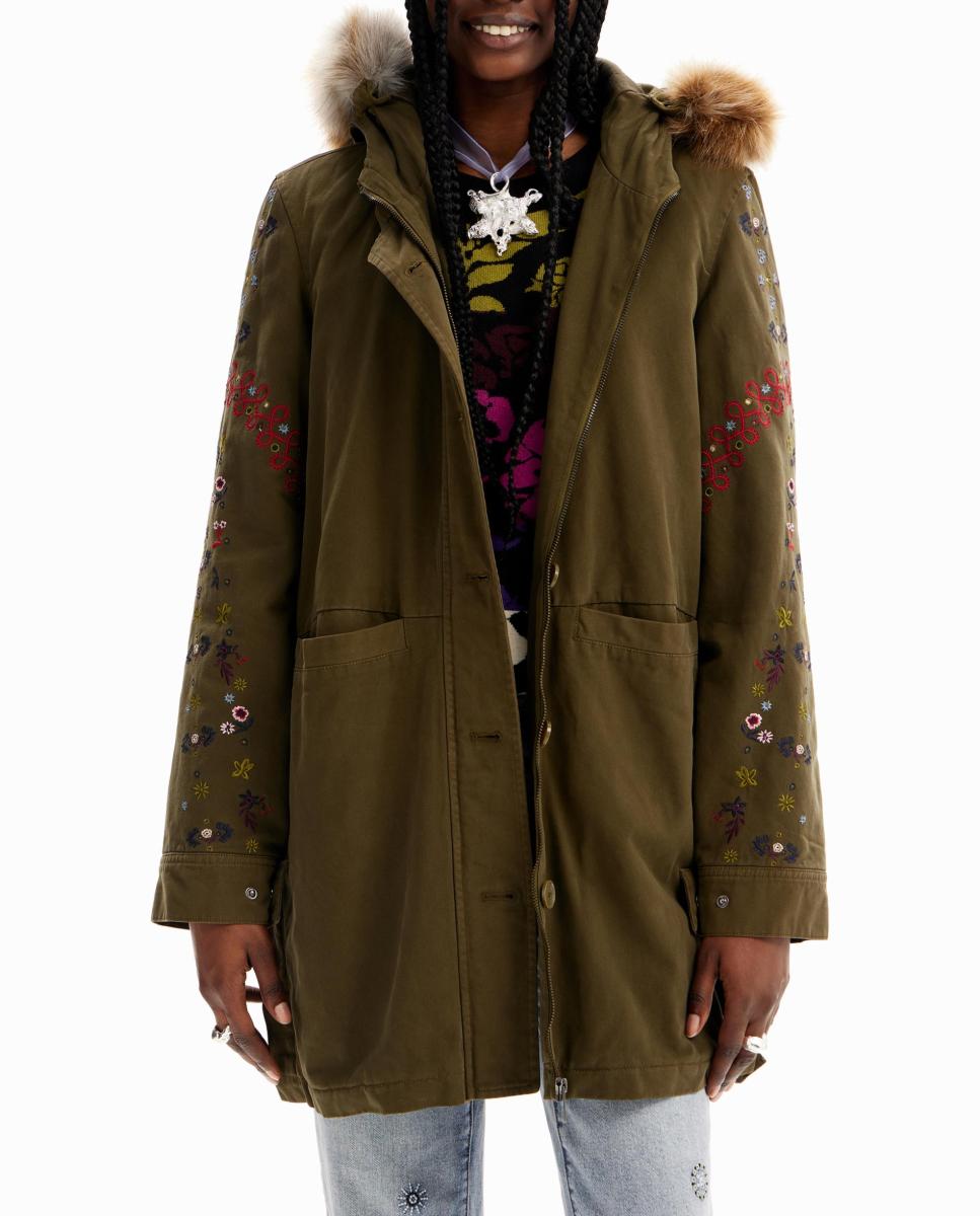 Imagen 0 de Parka capucha bordados