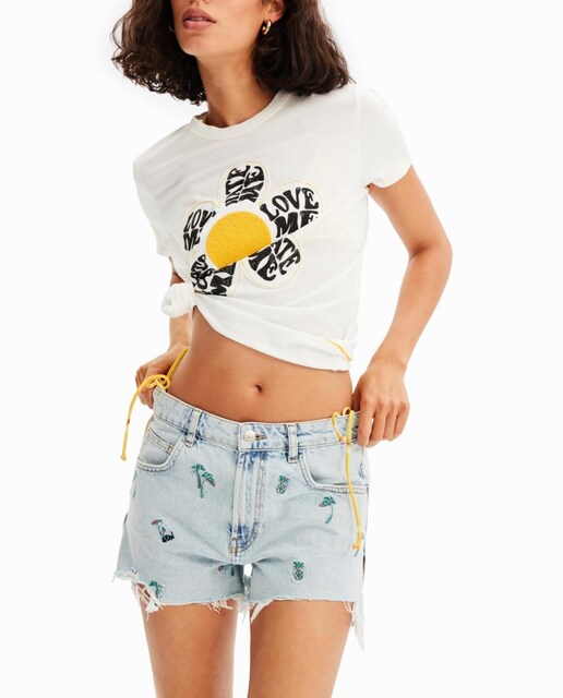 Imagen 0 de Shorts vaqueros bordados de mujer