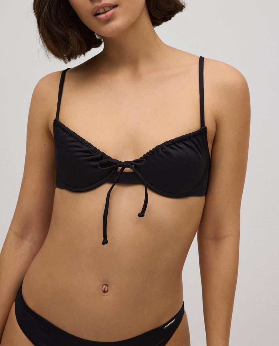 Imagen 0 de Top de bikini estampado liso con aro y tirantes regulables.
