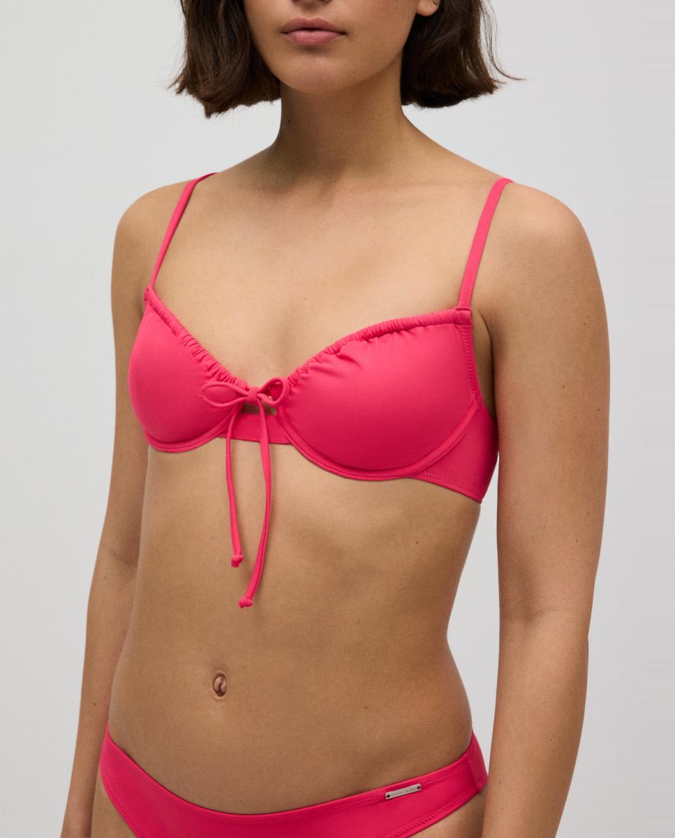 Imagen 0 de Top de bikini estampado liso con aro y tirantes regulables.