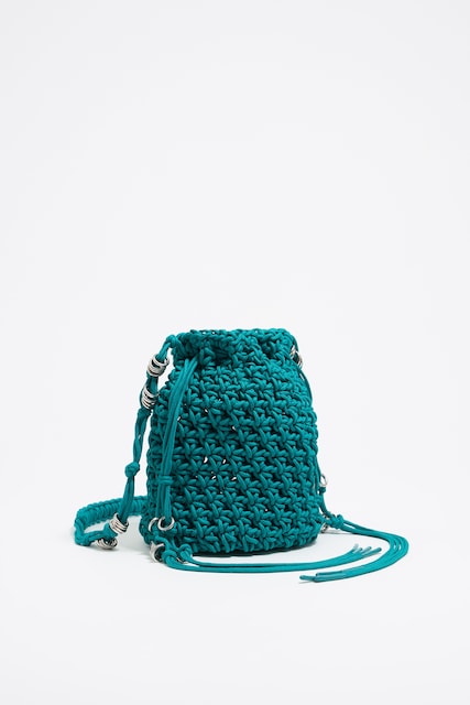 Imagen 0 de Bolso Bucket mini trenzado turquesa de mujer