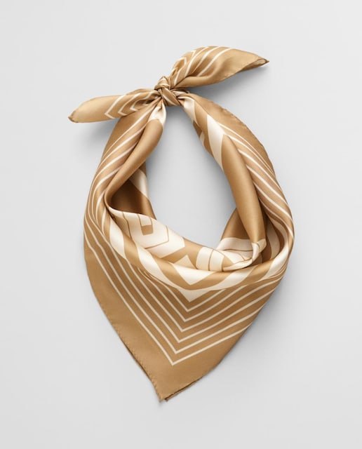 Imagen 0 de Pañuelo de mujer de seda con estampado geométrico y acabado brillante.