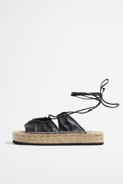 Imagen 0 de Sandalia plana yute acordonada piel  de mujer