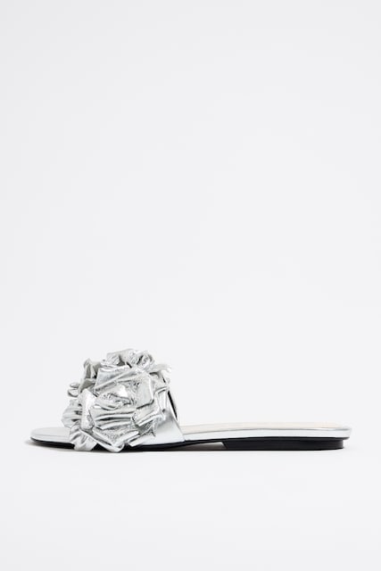 Imagen 0 de Sandalia plana flores piel plata de mujer