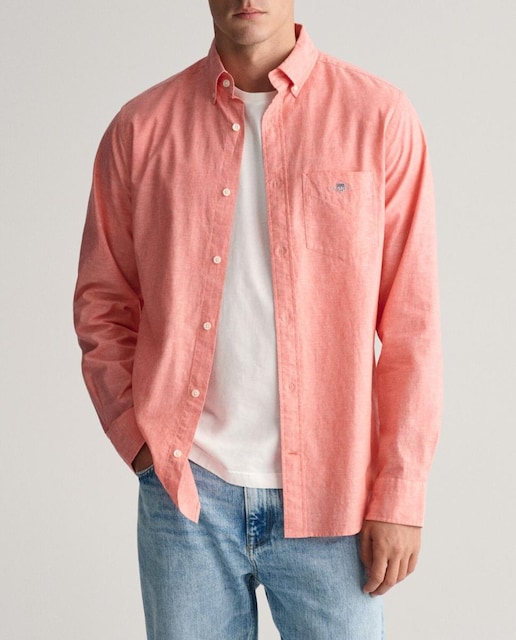 Imagen 0 de Camisa de hombre en mezcla de algodón y lino con corte regular y cuello button-down.