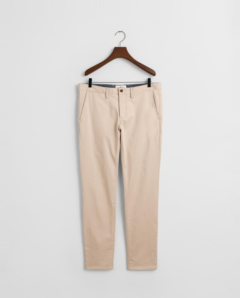 Imagen 0 de Pantalón chino de hombre de algodón mayoritariamente orgánico, con corte slim, talle medio y bolsillos traseros
