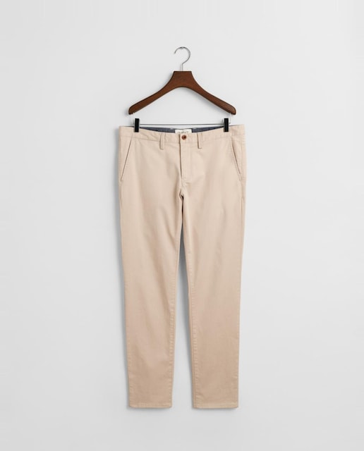 Imagen 0 de Pantalón chino de hombre de algodón mayoritariamente orgánico, con corte slim, talle medio y bolsillos traseros