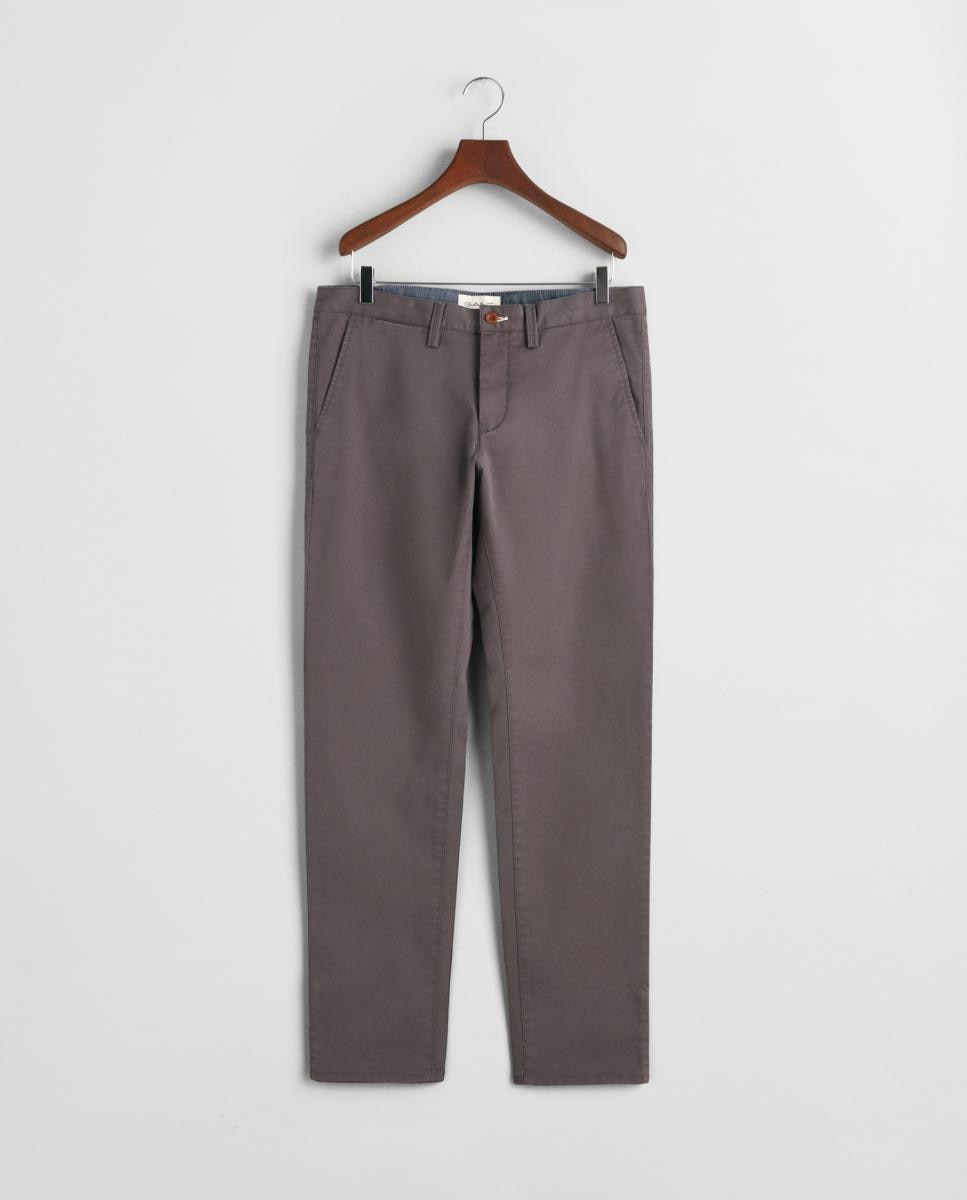 Imagen 0 de Pantalón chino de hombre de algodón mayoritariamente orgánico, con corte slim, talle medio y bolsillos traseros