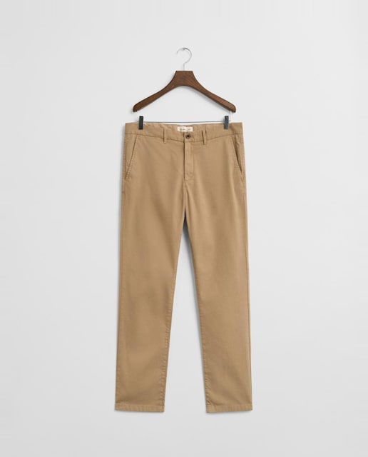 Imagen 0 de Pantalón chino de hombre de mezcla de algodón con elasticidad, corte slim, talle medio y bolsillos delanteros oblicuos y traseros con ribete.