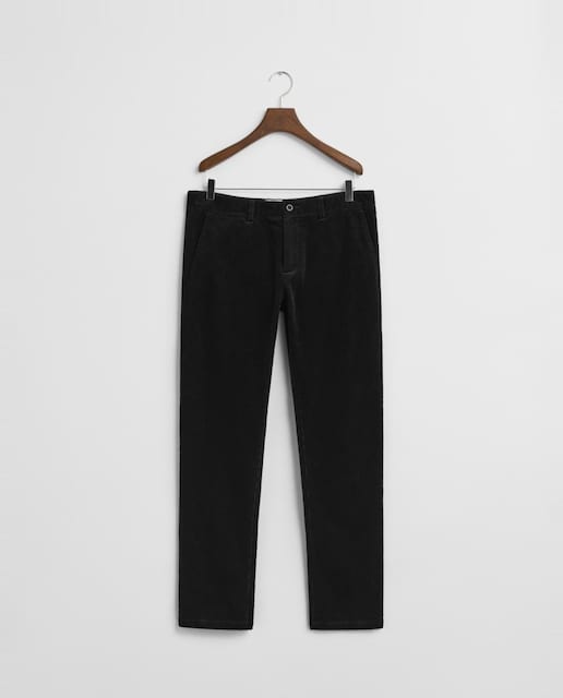 Imagen 0 de Pantalones chinos de hombre en pana de algodón con corte estilizado y tejido suave con elasticidad.