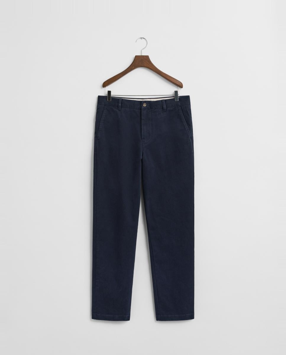 Imagen 0 de Pantalones chinos de hombre en sarga de algodón con corte slim y tacto suave.