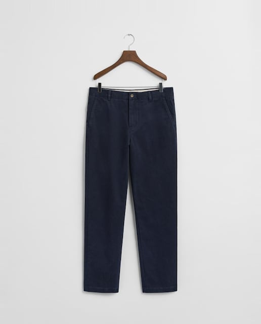 Imagen 0 de Pantalones chinos de hombre en sarga de algodón con corte slim y tacto suave.