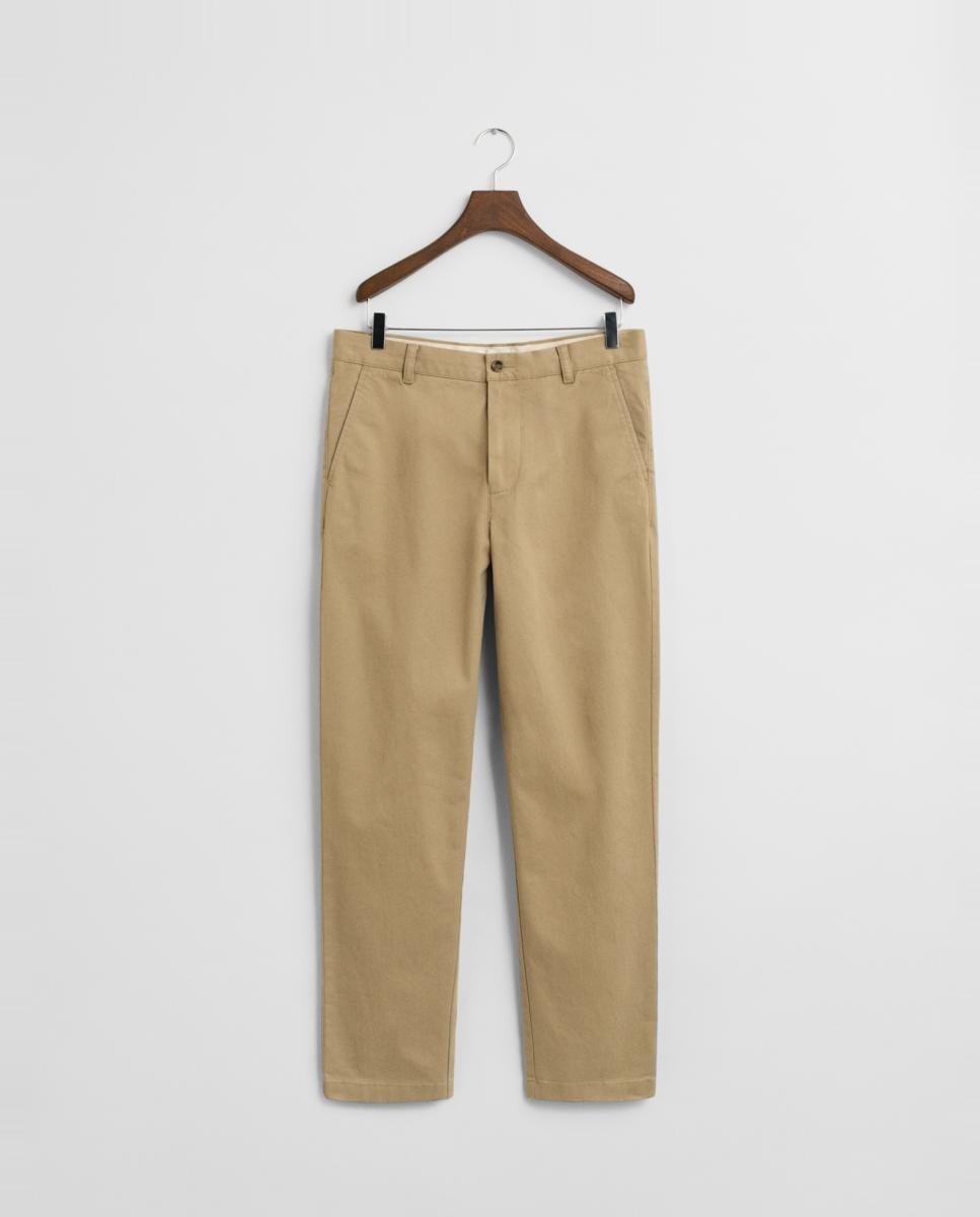 Imagen 0 de Pantalones chinos de hombre en sarga de algodón con corte slim y tacto suave.