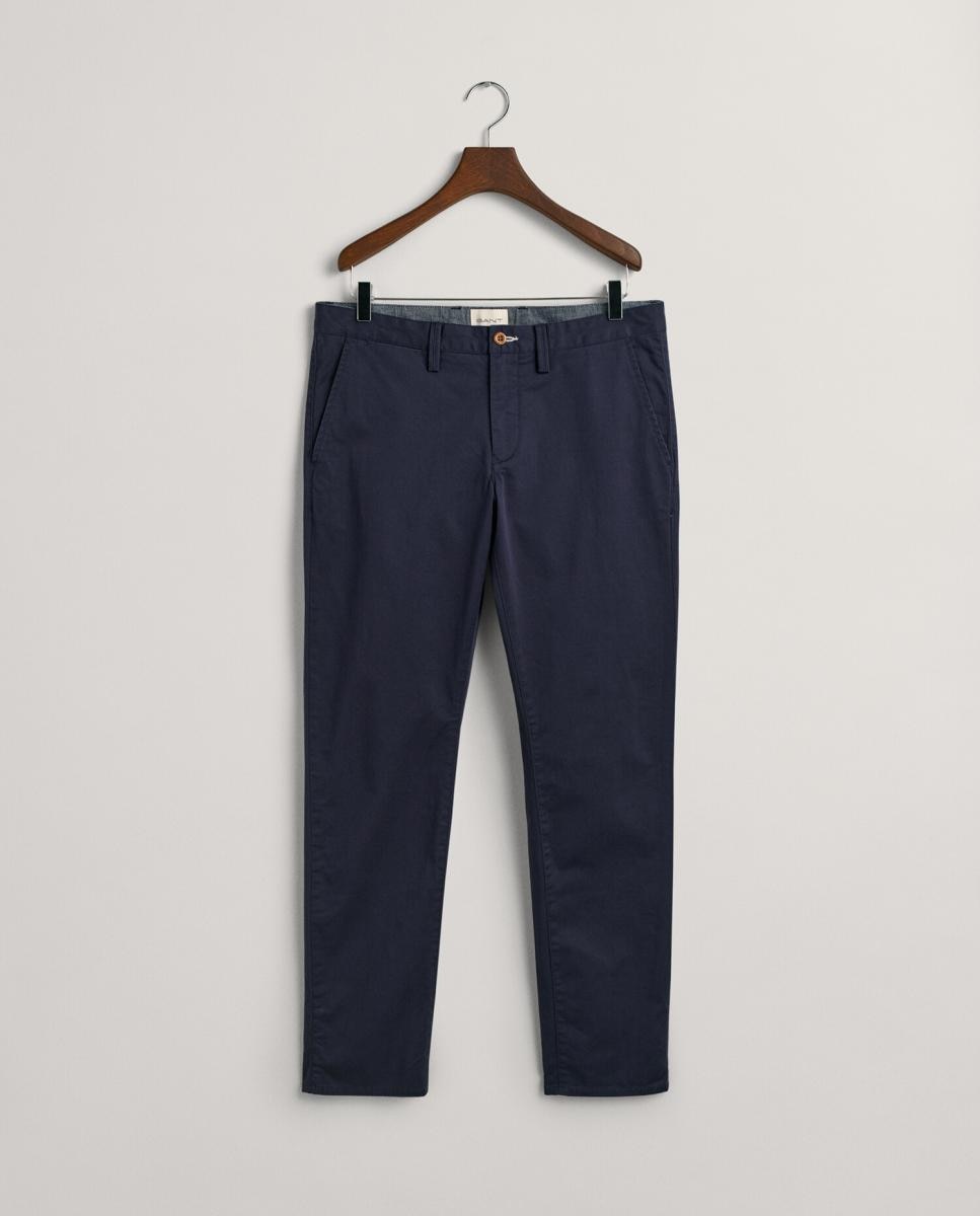 Imagen 0 de Pantalón chino de hombre de algodón mayoritariamente orgánico, con corte slim, talle medio y bolsillos traseros