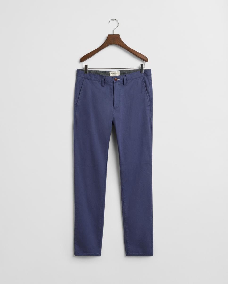 Imagen 0 de Pantalón chino de hombre de algodón mayoritariamente orgánico, con corte slim, talle medio y bolsillos traseros