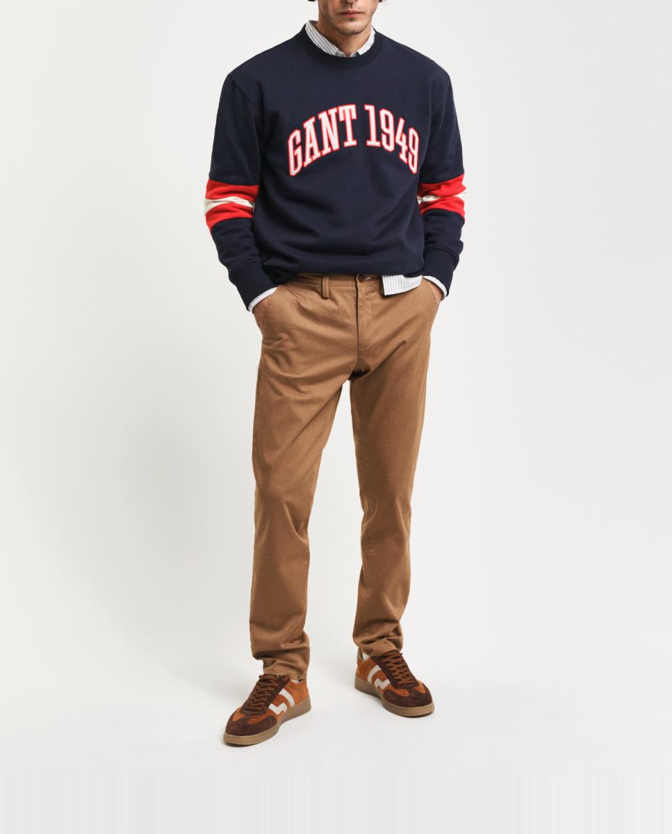 Imagen 0 de Pantalón chino de hombre de algodón mayoritariamente orgánico, con corte slim, talle medio y bolsillos traseros