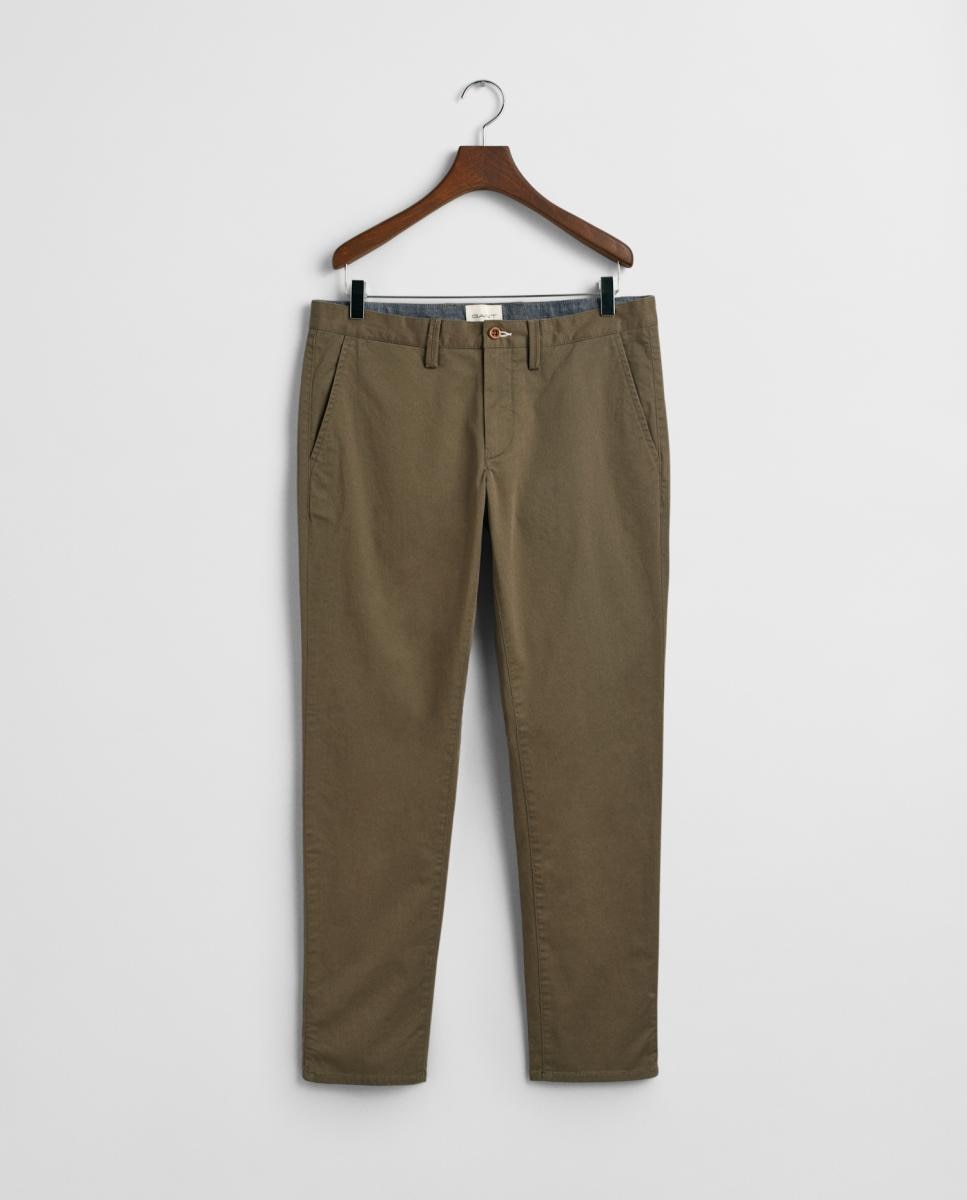 Imagen 0 de Pantalón chino de hombre de algodón mayoritariamente orgánico, con corte slim, talle medio y bolsillos traseros