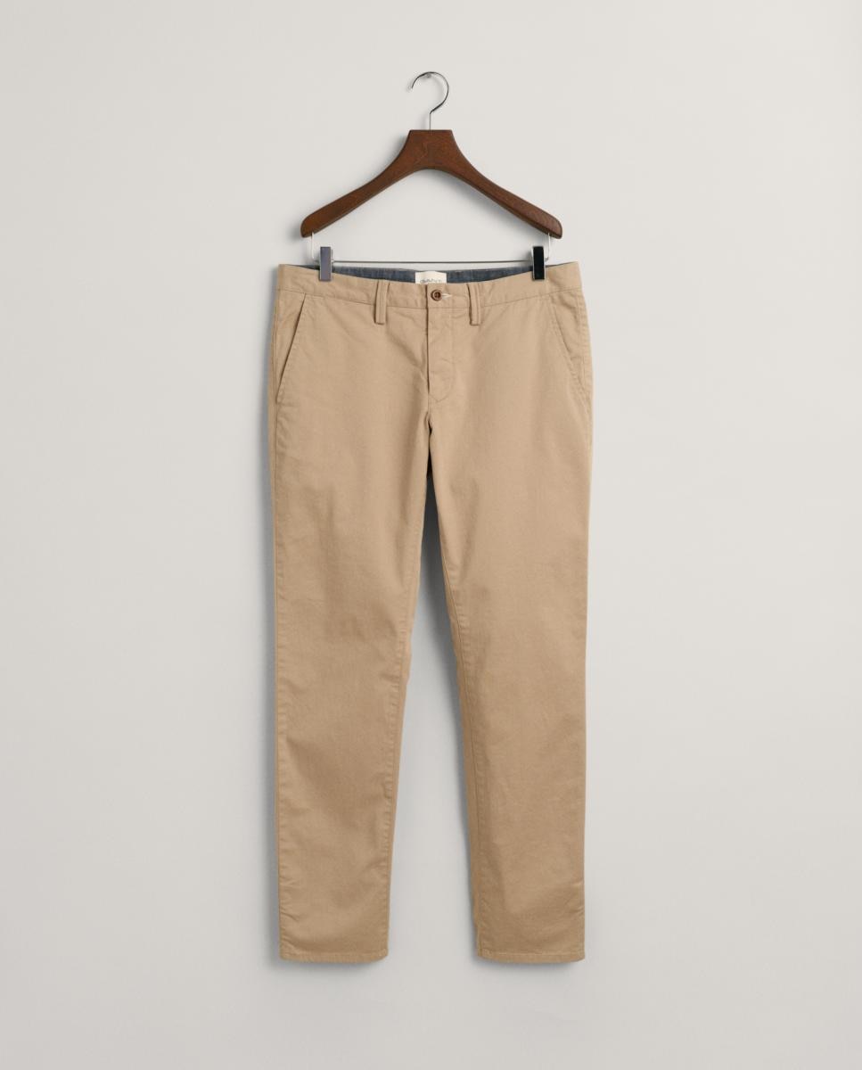 Imagen 0 de Pantalón chino de hombre de algodón mayoritariamente orgánico, con corte slim, talle medio y bolsillos traseros
