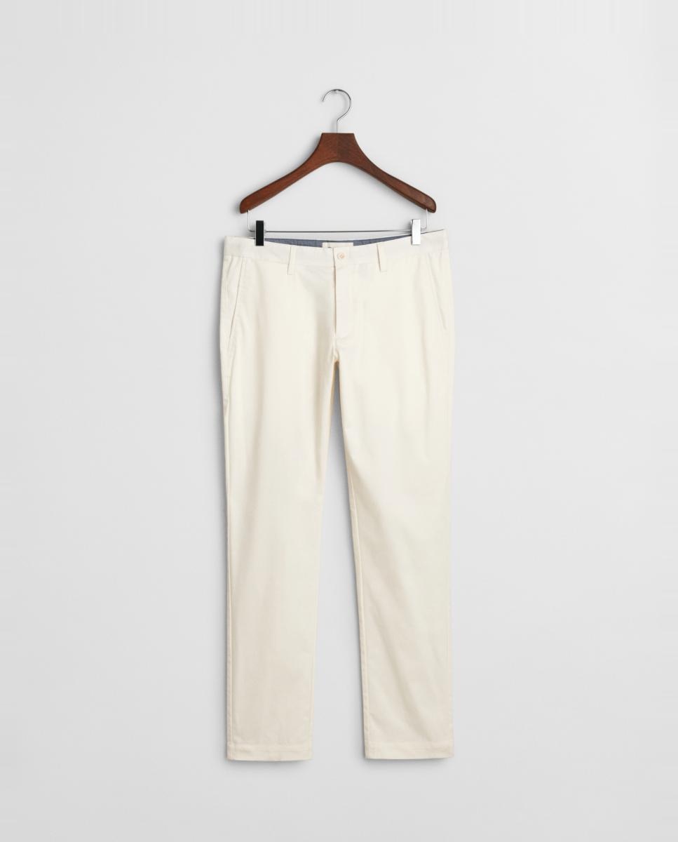 Imagen 0 de Pantalones deportivos chinos de hombre con corte slim y cintura media.