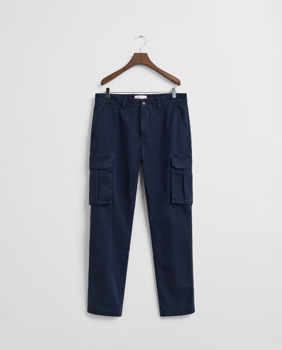Imagen 0 de Pantalones cargo de hombre en sarga de algodón con corte recto.