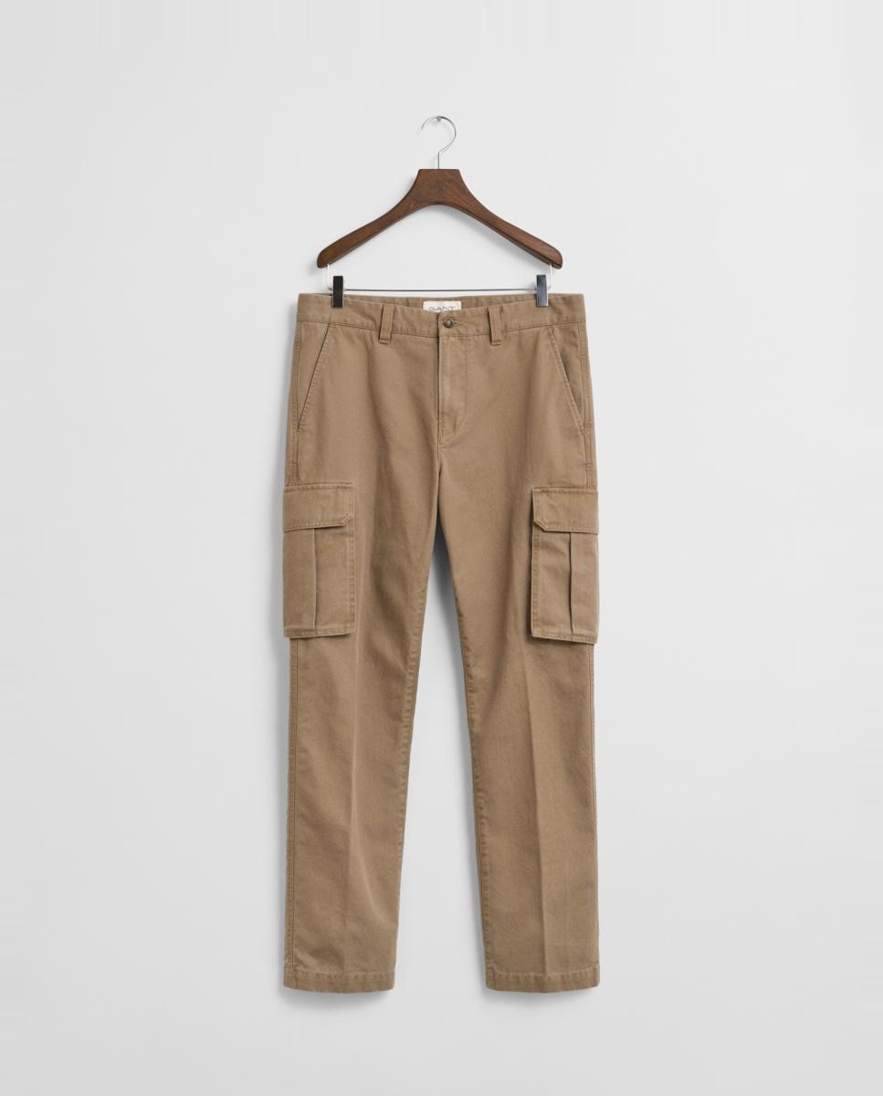 Imagen 0 de Pantalones cargo de hombre en sarga de algodón con corte recto.