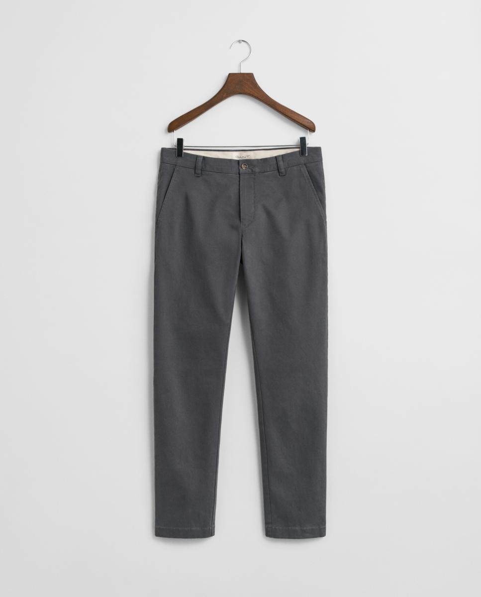 Imagen 0 de Pantalones chinos de hombre en sarga de algodón con corte slim y tacto suave.