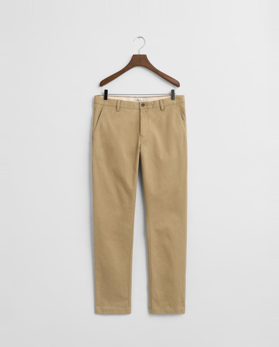 Imagen 0 de Pantalones chinos de hombre en sarga de algodón con corte slim y tacto suave.