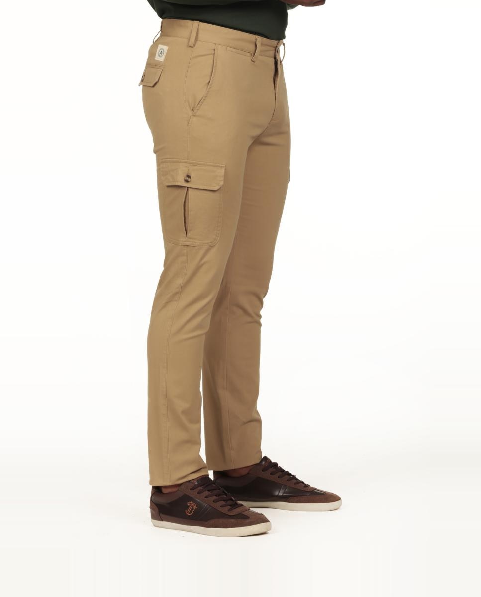 Imagen 0 de Pantalón hombre cargo con bolsillos