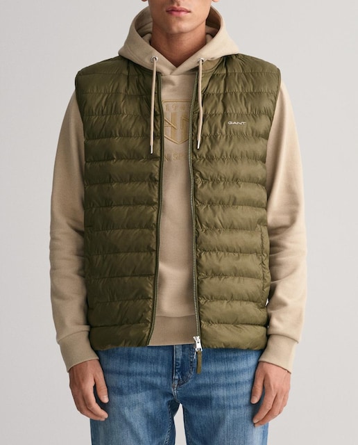 Imagen 0 de Chaleco bomber ligero de hombre, acolchado y repelente al agua; relleno de poliéster reciclado para mayor sostenibilidad.ust above the hips.