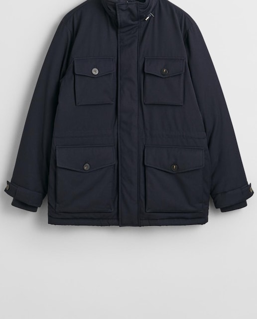 Imagen 0 de Cazadora militar de hombre, cálida y funcional, con cierre frontal, bolsillos de parche y relleno acolchado de poliéster reciclado.