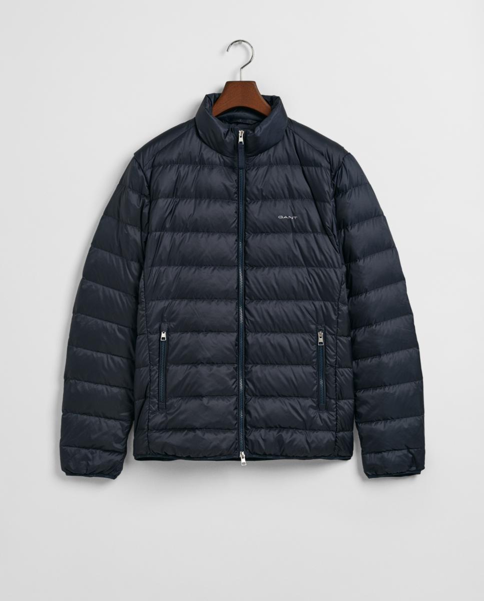 Imagen 0 de Chaqueta ligera de hombre, repelente al agua y sostenible, con cuello recto, bolsillos laterales con cremallera y puños y bajo elásticos.