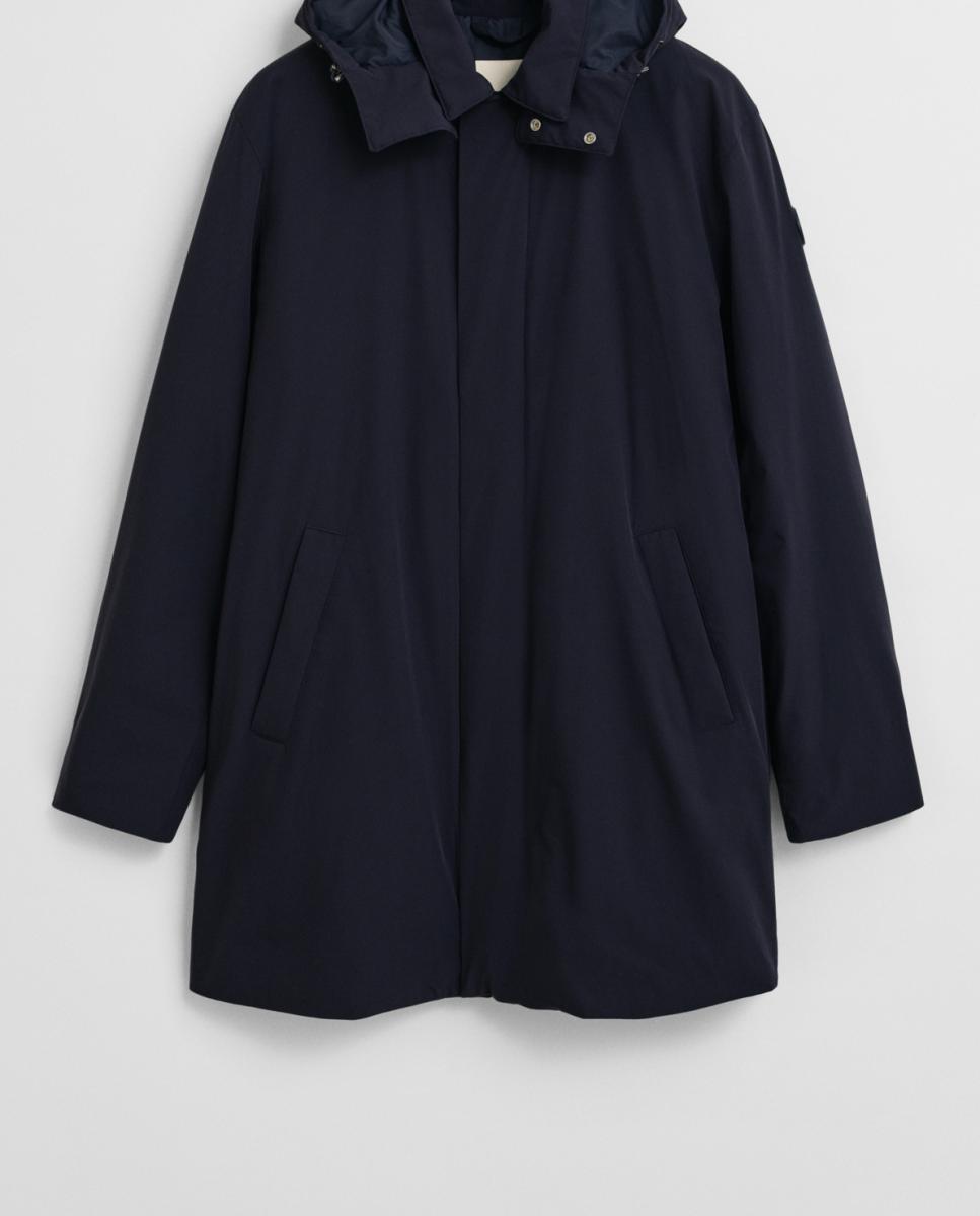 Imagen 0 de Abrigo de hombre acolchado tipo car coat, moderno y ligero, con capucha desmontable, cierre frontal oculto y bolsillos laterales.