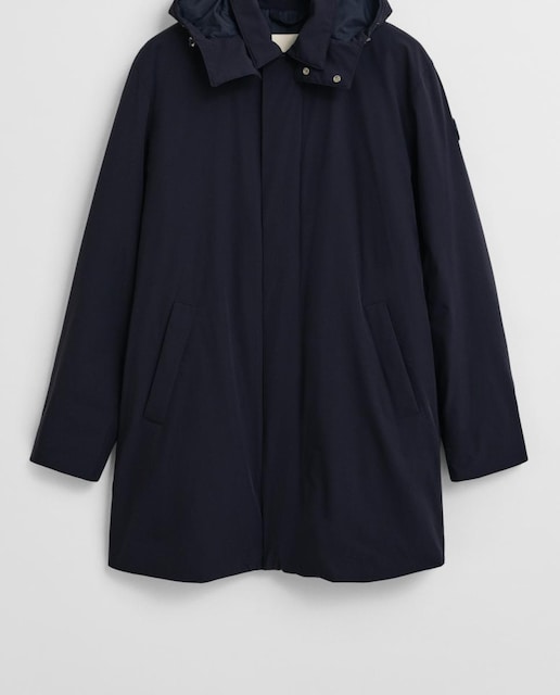 Imagen 0 de Abrigo de hombre acolchado tipo car coat, moderno y ligero, con capucha desmontable, cierre frontal oculto y bolsillos laterales.